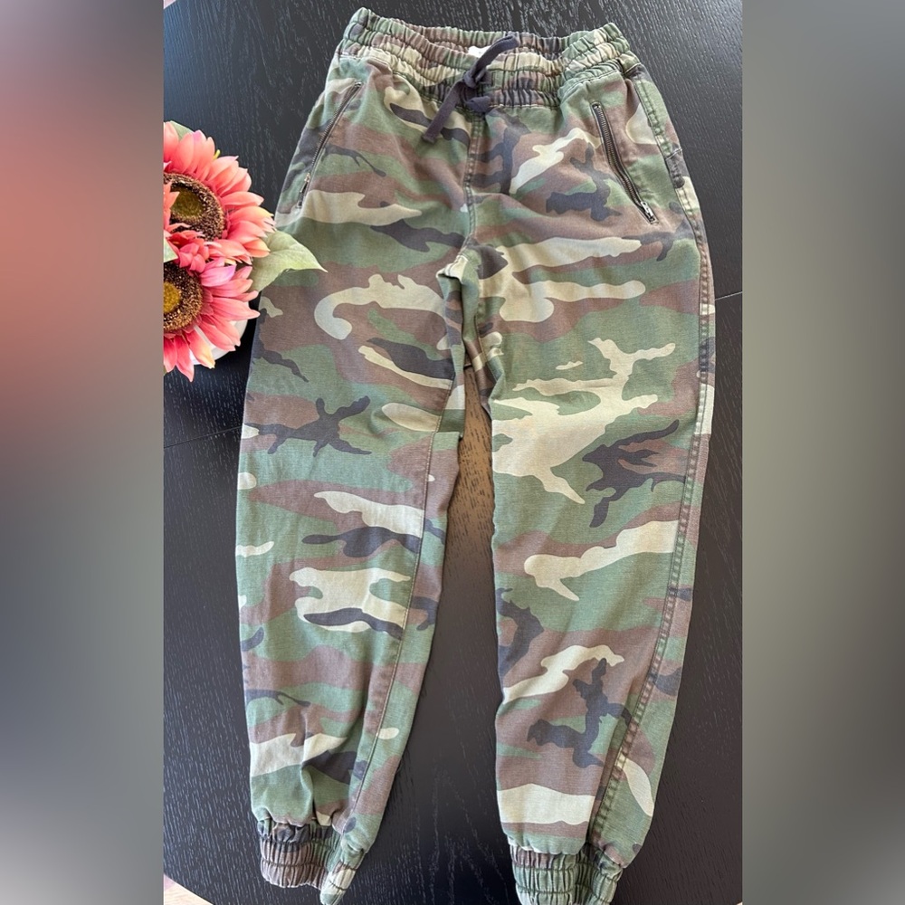 ARITZIA TNA Camo Pants Joggers Women’s Size Small, preowned.